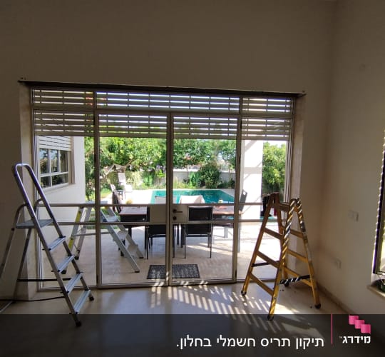 תריסים פתוחים למחצה על חלון זכוכית גדול